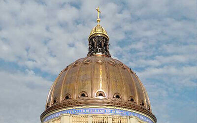 Neues aus dem Hause Fittkau: Die Laterne des Berliner Schlosses ist montiert.