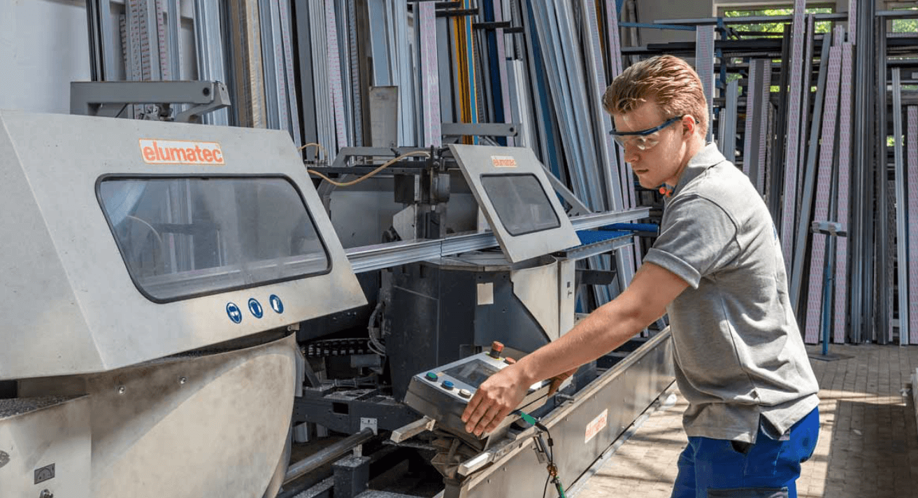 Junger man an einer Maschine - F.R. Hauk Stahl- und Leichtmetallbau GmbH